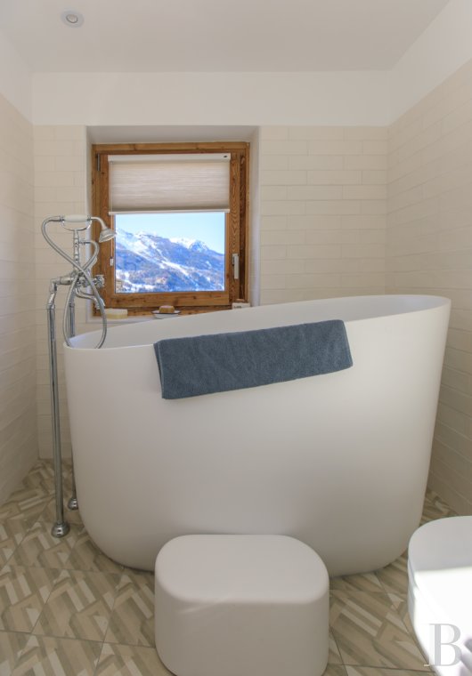En Savoie, dans un hameau de la vallée de la Tarentaise, un grand chalet traditionnel rénové avec soin - photo  n°24